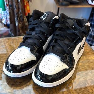 Black and white air Jordan’s size 4Y